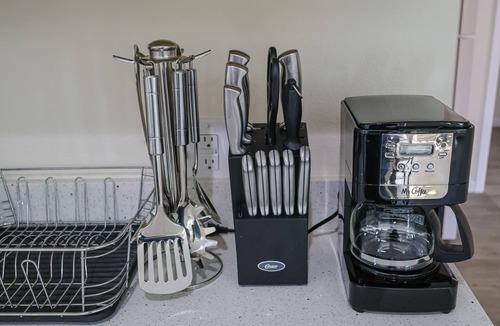 East Lake Hills House | Convenient Lakeview 1 bed 1 bath home in Bellevue