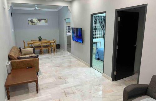 Taman Century House | Convenient Landed Walk to KSL 2Min