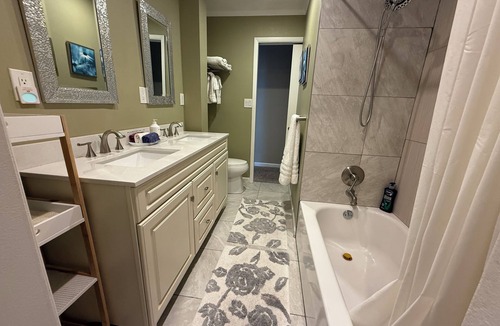Applewood West House | Convenient location and clean home