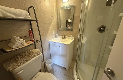 Applewood West House | Convenient location and clean home