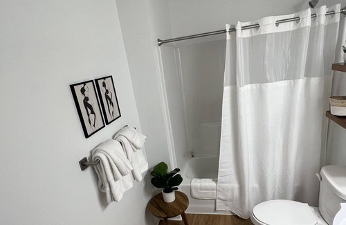 Jonesboro Apartment | Convenient loft with gated parking & 24/7 gym