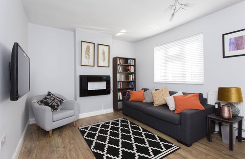 Trumpington Apartment | Convenient, modern upstairs flat