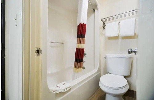 Paducah Hotel | Convenient Paducah Stay – 2 Budget-friendly Units w/Free Parking!