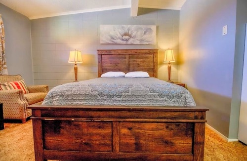 Wheeler Hotel | Convenient Queen Stay Near Wheeler Park Trails & Complimentary Free Parking