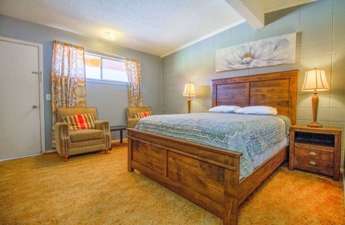 Wheeler Hotel | Convenient Queen Stay Near Wheeler Park Trails & Complimentary Free Parking