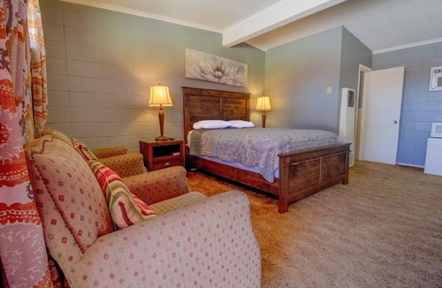 Wheeler Hotel | Convenient Queen Stay Near Wheeler Park Trails & Complimentary Free Parking