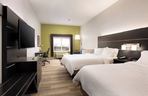 Lupton City Hotel | Convenient Queen Suite Near Chattanooga Attractions with Free Breakfast