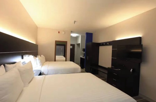 Lupton City Hotel | Convenient Queen Suite Near Chattanooga Attractions with Free Breakfast
