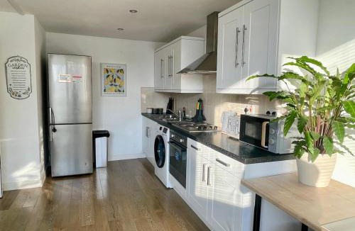 Andover Apartment | Convenient quiet flat with parking