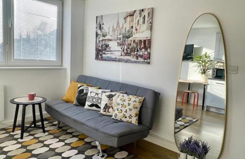 Andover Apartment | Convenient quiet flat with parking