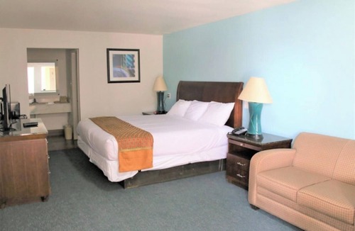 Cuero Hotel | Convenient Room for Exploring Downtown, w/Onsite Pool & Free Parking