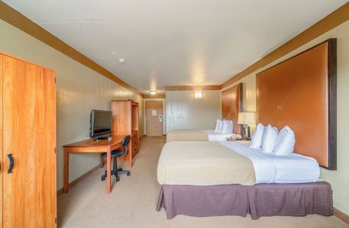 Beeville Hotel | Convenient Room w/Two Queen Beds & Private Bathroom Near Beeville Center