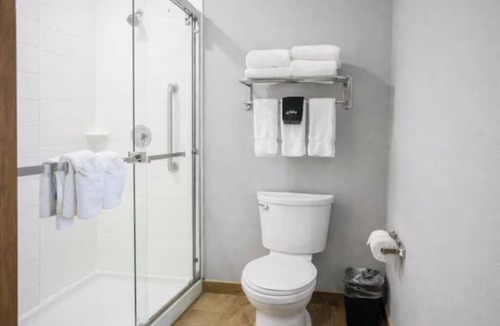Port Aransas Hotel | Convenient Room w/Free Parking | Lydia Ann Lighthouse - 2 miles away