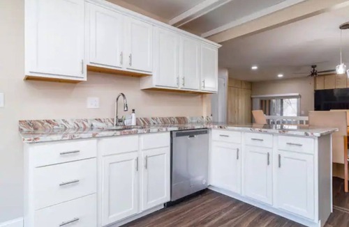 New Castle House | Convenient, spacious 3BR 2.5BA WITH PARKING