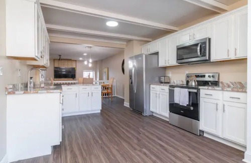 New Castle House | Convenient, spacious 3BR 2.5BA WITH PARKING