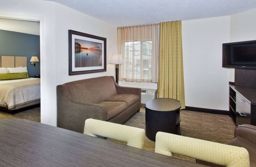 Horsham House | Convenient Stay in Horsham! 2 Comfortable Units, Pets Allowed, Parking