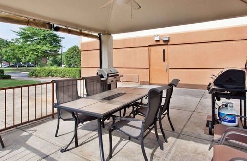 Horsham House | Convenient Stay in Horsham! 2 Comfortable Units, Pets Allowed, Parking