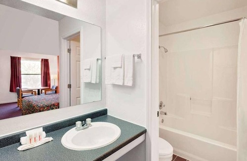 Muskogee Hotel | Convenient Stay in Knights Inn Muskogee! 3 Comfortable Units, Pets Allowed