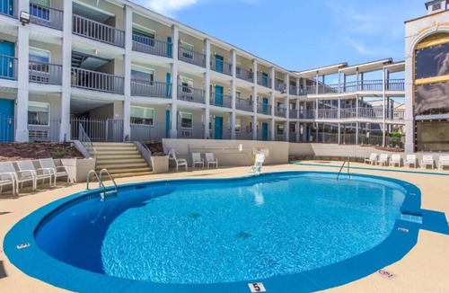 Merry Oaks House | Convenient Stay in Nashville! 4 Convenient Units, Free Breakfast & Parking, Pool