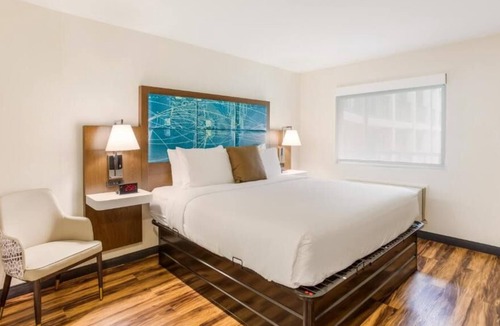 Merry Oaks House | Convenient Stay in Nashville! 4 Convenient Units, Free Breakfast & Parking, Pool