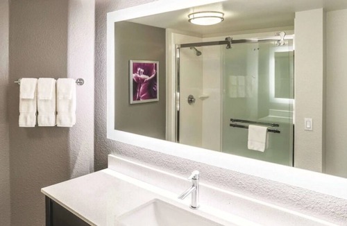 Woodlands Village House | Convenient Stay, Superb Location! 3 Pet-Friendly Units, Free Breakfast