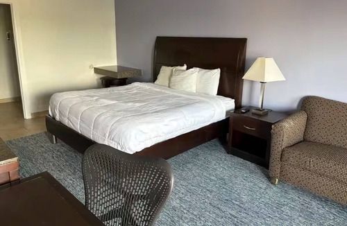 Gonzales Hotel | Convenient Stay w/Easy Access to Palmetto State Park & Oil Patch Museum