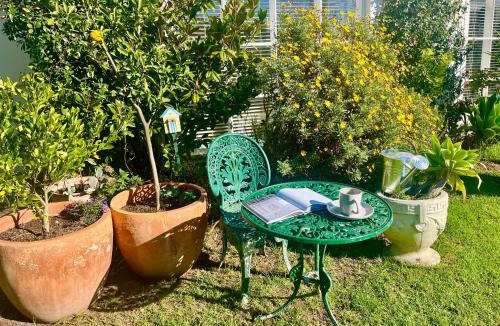 Frankston Apartment | Convenient Sunset Beach and Garden