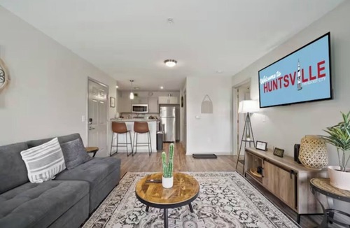 Sherwood Park Apartment | "Convenient UAH Student Haven/5 Mins from Campus" Gate 9 3 minutes