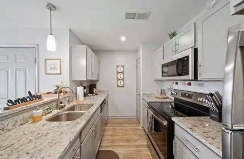 Sherwood Park Apartment | "Convenient UAH Student Haven/5 Mins from Campus" Gate 9 3 minutes