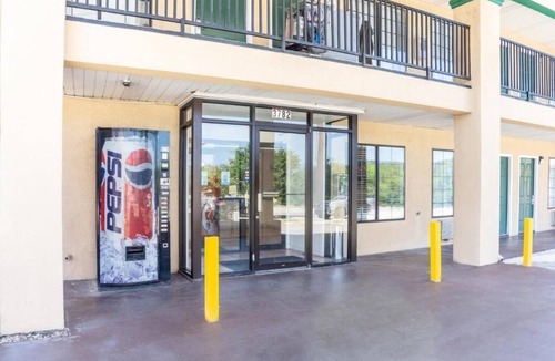 San Antonio Hotel | Convenient Unit Near SeaWorld and Six Flags with Parking