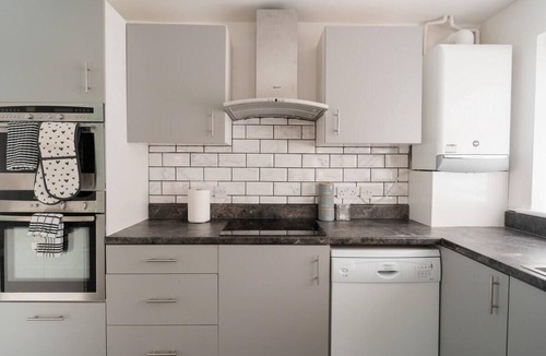 Birkenhead House | Convenient Wirral Retreat