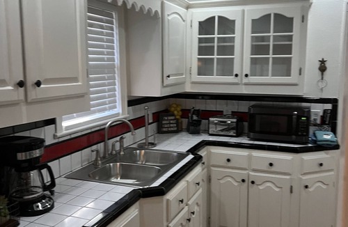 Del Mar House | Conveniently located in the heart of downtown Corpus Christi. Family home.