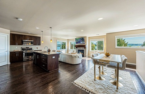 Bryn Mawr-Skyway House | Conveniently located home w/fast wifi, large deck & great views