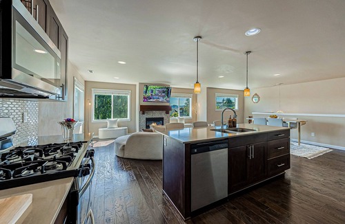 Bryn Mawr-Skyway House | Conveniently located home w/fast wifi, large deck & great views