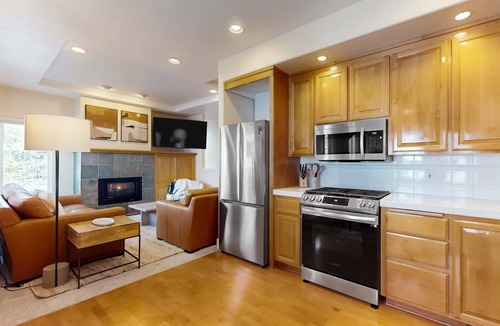 Broken Top Condo | Conveniently located townhome with kitchen, kitchenette, balcony & fireplace