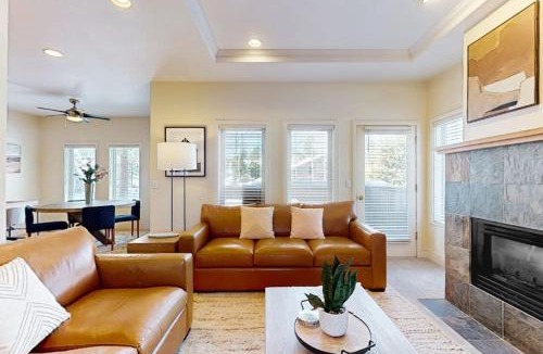 Broken Top House | Conveniently located townhome with kitchen kitchenette balcony & fireplace