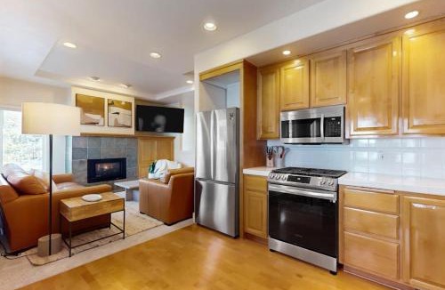 Broken Top House | Conveniently located townhome with kitchen kitchenette balcony & fireplace