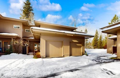 Broken Top House | Conveniently located townhome with kitchen kitchenette balcony & fireplace