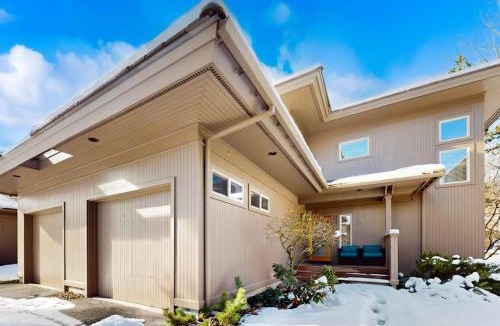 Broken Top House | Conveniently located townhome with kitchen kitchenette balcony & fireplace