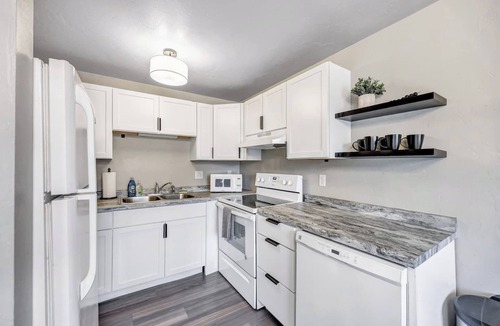 Bellevue Apartment | Conveniently Located Two-Bedroom Suite