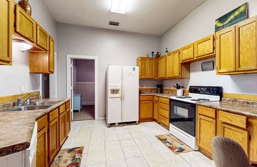 Ingleside House | Conveniently located home with full kitchen - near the ocean