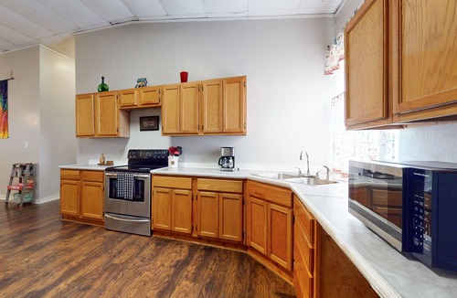 Ingleside House | Conveniently located house with spacious rooms & full kitchen
