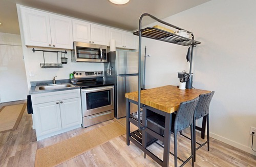 Evergreen Apartment | Conveniently located condo with full kitchen, W/D & TV's