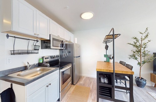 Evergreen Apartment | Conveniently located condo with full kitchen, W/D & TV's