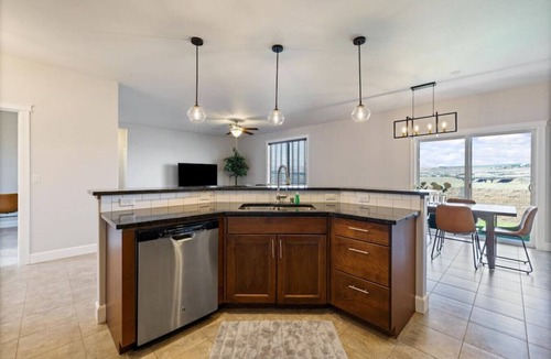 Kennewick House | Conveniently located Clean Rambler.