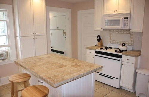 East Chop House | Conveniently located near Town