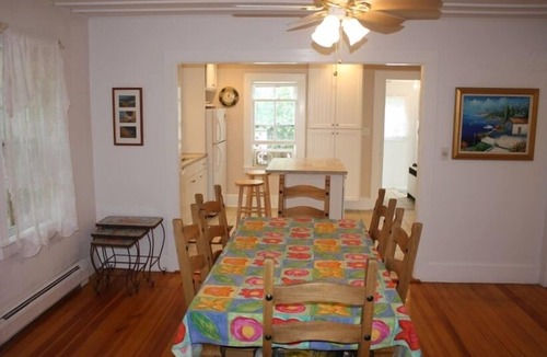 East Chop House | Conveniently located near Town