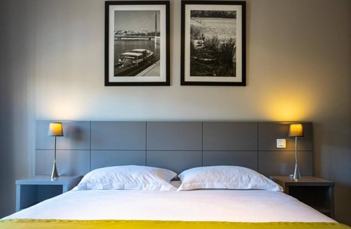 9th Arrondissement Hotel | Conveniently To Excellent Transportation! Pets are Allowed, Onsite Parking!