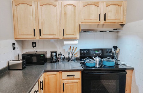 Chinatown Apartment | Convention/3 King Beds/Jet Shower/65" TV