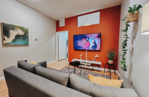 Chinatown Apartment | Convention/3 King Beds/Jet Shower/65" TV